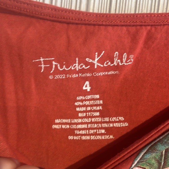 Plus size Frida Kahlo off-shoulder graphic tee - Picture 4 of 6